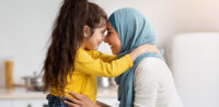 Symbolbild: Mutter mit Tochter umarmen sich © shutterstock, bearbeitet by iQ.