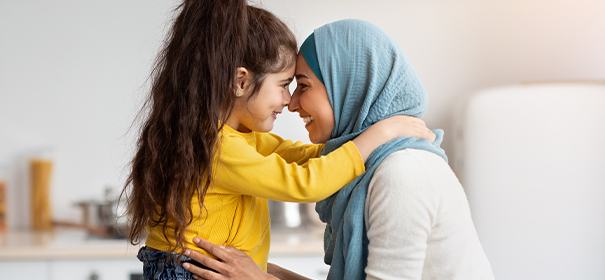 Symbolbild: Mutter mit Tochter umarmen sich © shutterstock, bearbeitet by iQ.