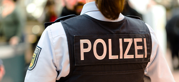 Symbolbild: Polizei © Shutterstock, bearbeitet by iQ