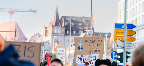 AfD Verbot Symbolbild © shutterstock, bearbeitet by iQ.