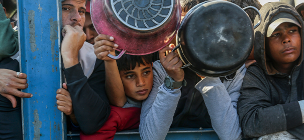 Menschen warten auf Hilfe und Essen © Shutterstock, bearbeitet by iQ.