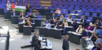 Linkefraktion zeigt Palästina-Flagge im Bundestag © bundestag, bearbeitet by iQ