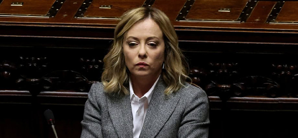 Giorgia Meloni plant Burkaverbot in Italien © shutterstock, bearbeitet by iQ.