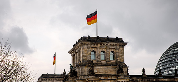 Bundesregierung und Muslime © shutterstock, bearbeitet by iQ