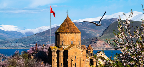 Symbolbild: Kirche in der Türkei © shutterstock, bearbeitet by iQ