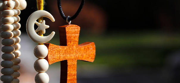 Dialog - Christentum und Islam © shutterstock, bearbeitet by IslamiQ.