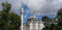 Moschee in Berlin © shutterstock, bearbeitet by IslamiQ.