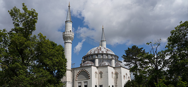 Moschee in Berlin © shutterstock, bearbeitet by IslamiQ.
