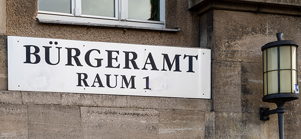 Symbolbild: Behörden © shutterstock, bearbeitet by iQ