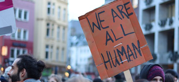 Demo für Menschenrechte © Twitter, bearbeitet by iQ.