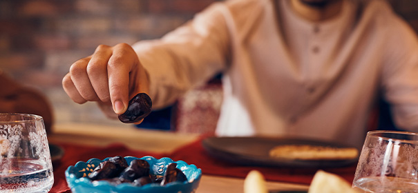 Symbolbild: Muslim, der alleine zu Iftar isst.