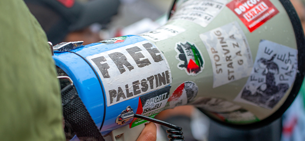 Völkermord © shutterstock, bearbeitet by IslamiQ.