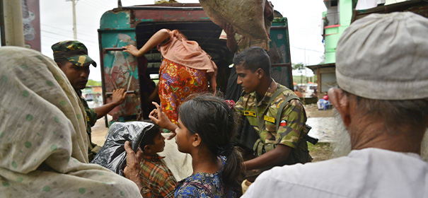 Symbolbild: Rohingya auf der Flucht © shutterstock, bearbeitet by IslamiQ.