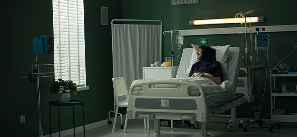 Muslimische Frau im Krankenzimmer © shutterstock, bearbeitet by iQ.