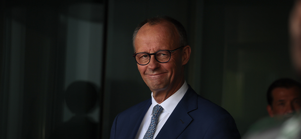 Bundeskanzler Friedrich Merz © shutterstock, bearbeitet by iQ.