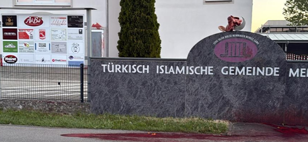 Angriffe auf Moschee in Memmingen © Facebook: Taner Tüzün, bearbeitet iQ.