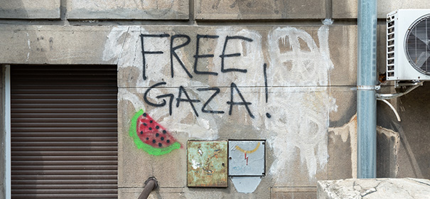 Symbolbild: Wassermelone und die Solidarität mit Gaza © shutterstock, bearbeitet by IslamiQ.