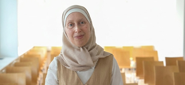 Carla Amina Baghajati, Schulamtsleiterin der IGGÖ, kritisiert das Kopftuchverbot @ IGGÖ, bearbeitet by iQ.