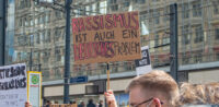 Symbolbild: Rassismus © shutterstock, bearbeitet by IslamiQ.