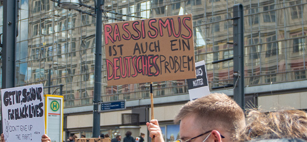 Symbolbild: Rassismus © shutterstock, bearbeitet by IslamiQ.