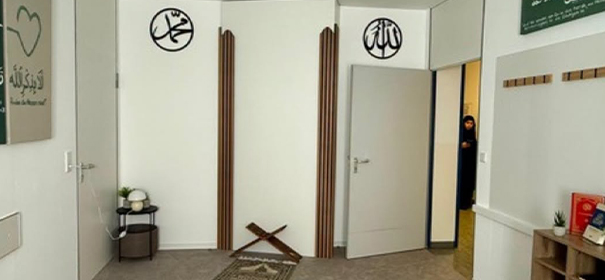 Gebetsraum in Detmold © Klinikums Lippe, bearbeitet by IslamiQ.