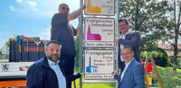 Ortseingangsschild weist erstmals auch auf Freitagsgebet hin © FB / Benjamin Idirz, bearbeitet by IslamiQ.