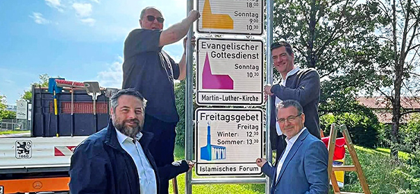 Ortseingangsschild weist erstmals auch auf Freitagsgebet hin © FB / Benjamin Idirz, bearbeitet by IslamiQ.