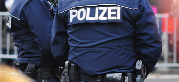 Symbolbild: Polizei © shutterstock, bearbeitet by IslamiQ.