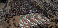 Beisetzung in Gaza © Anadolu Agency, bearbeitet by IslamiQ.