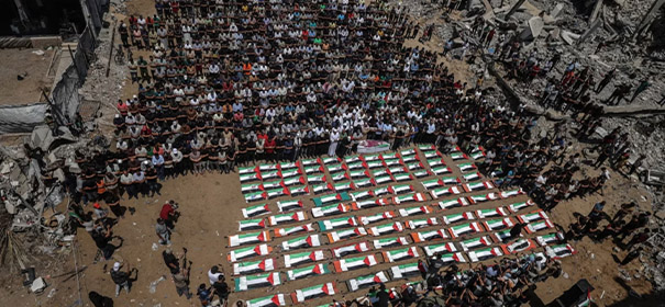 Beisetzung in Gaza © Anadolu Agency, bearbeitet by IslamiQ.