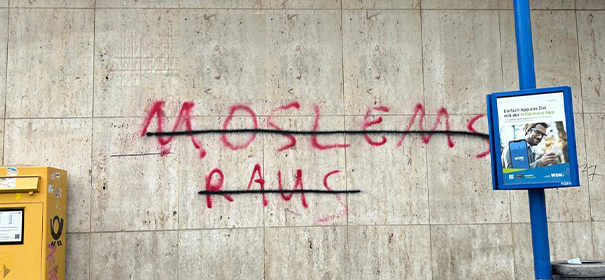 Islamfeindlicher Schriftzug in Wuppertal © KZ, bearbeitet by islamiQ