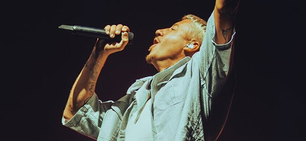 Rapper Macklemore auf der Bühne © Anadolu Ajans, bearbeitet by IslamiQ.
