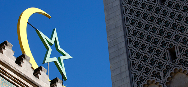 Symbolbild: Moschee in Frankreich © Shutterstock, bearbeitet islamiQ.